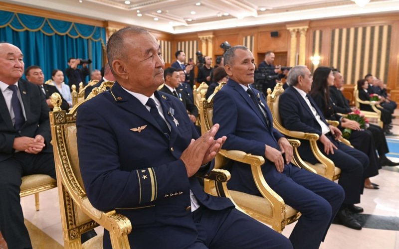Мемлекет басшысы көлік саласының қызметкерлерін марапаттады Мемлекет басшысы көлік саласының қызметкерлерін марапаттады