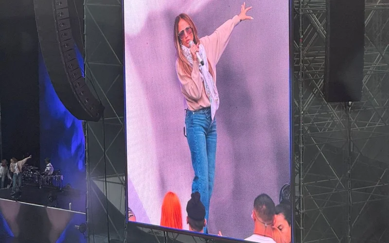 Дженнифер Лопес концертіне дайындалып жатыр