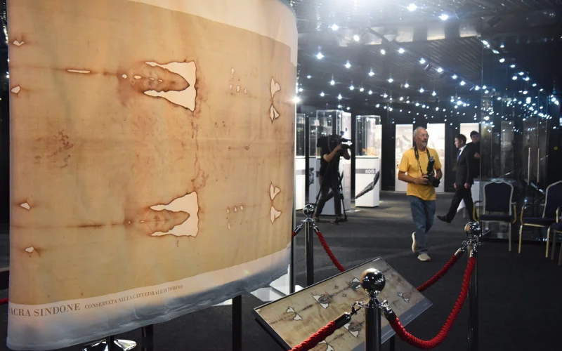 Точную копию Туринской плащаницы впервые привезли на выставку в Астану