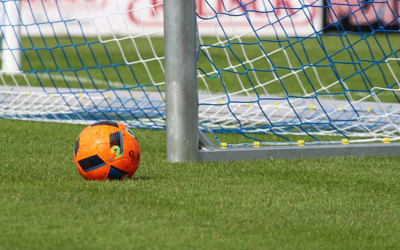 На 6-летнего ребенка упали футбольные ворота в Павлодарской области