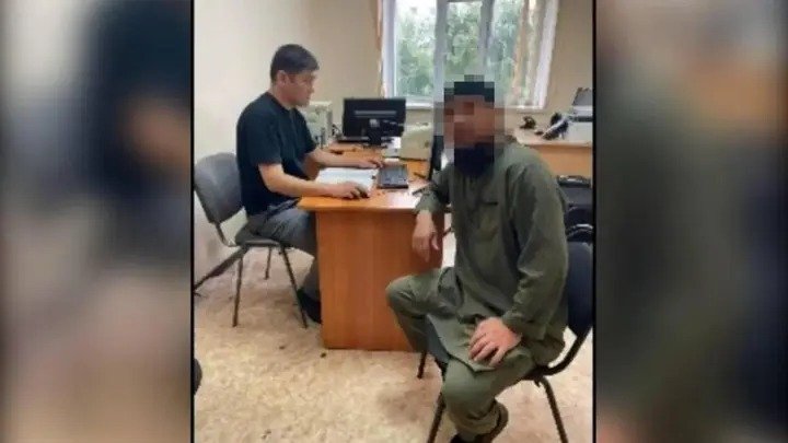 Мешіттегі ер адам. Мешіттегі ер адам.