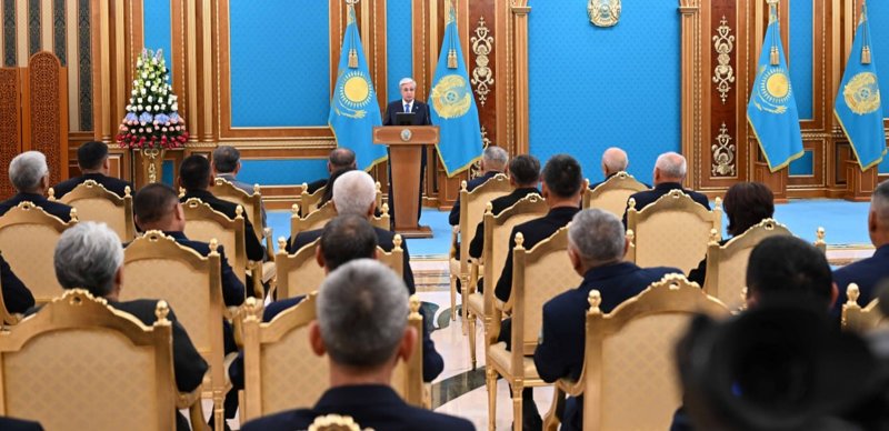 Мемлекет басшысы көлік саласының қызметкерлерін марапаттады Мемлекет басшысы көлік саласының қызметкерлерін марапаттады