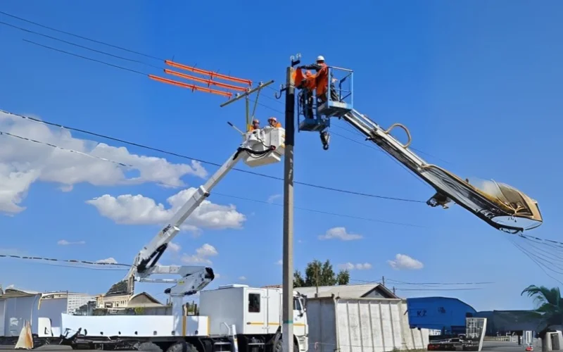 Павлодарские энергетики первыми в РК заменили оборудование ЛЭП без отключений
