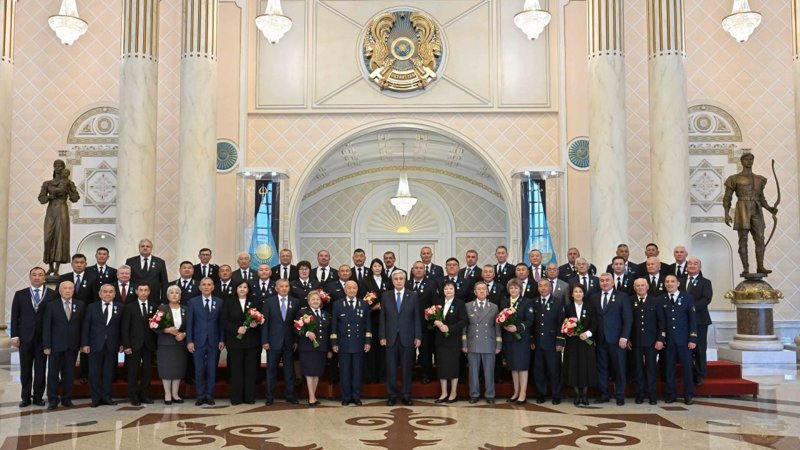 Мемлекет басшысы көлік саласының қызметкерлерін марапаттады Мемлекет басшысы көлік саласының қызметкерлерін марапаттады