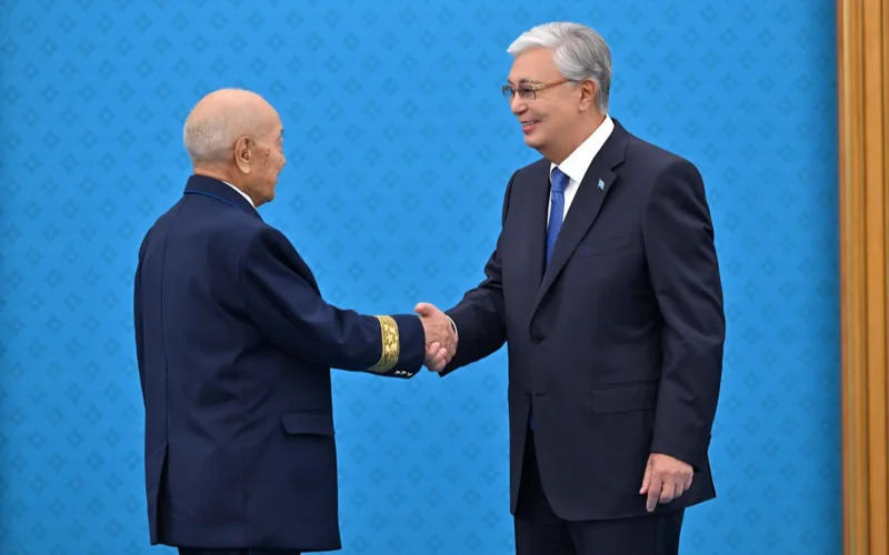 Президент присвоил звание «Қазақстанның Еңбек Ері» ветерану КТЖ Калтаю Самбетову