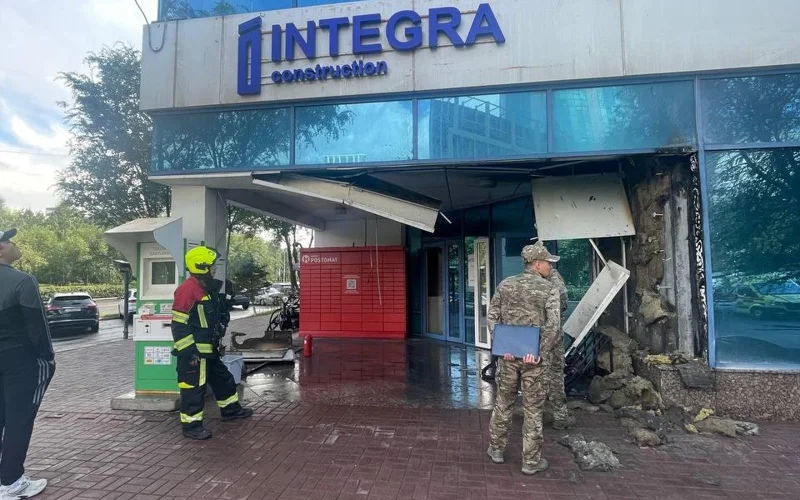 В Астане спасатели предотвратили распространение пожара в бизнес-центре