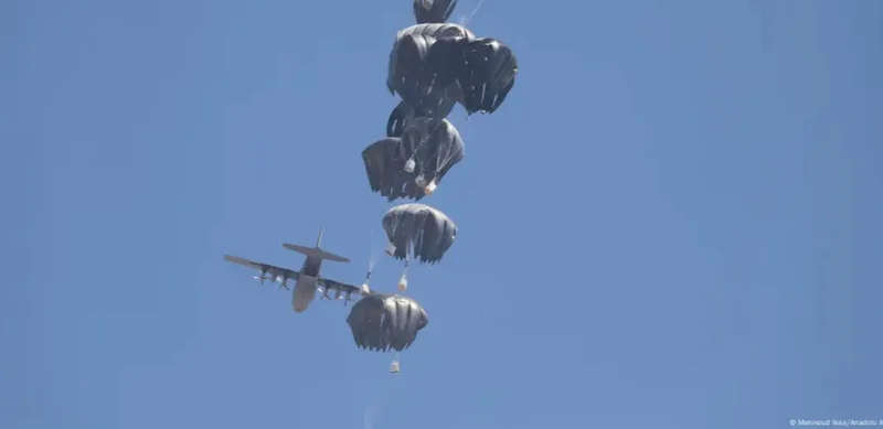 Германия начала сбрасывать гуманитарную помощь в сектор Газа