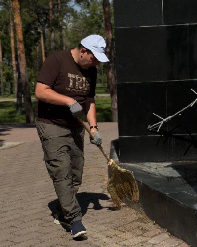 Члены партии «Ак жол» в рамках акции «Таза Қазақстан» провели субботник 