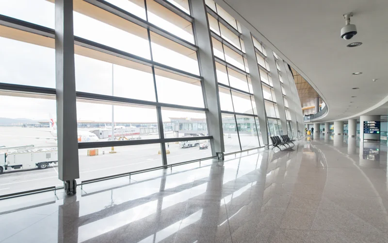 Родители бросили 10-летнего сына в аэропорту Барселоны, чтобы не потерять отпуск