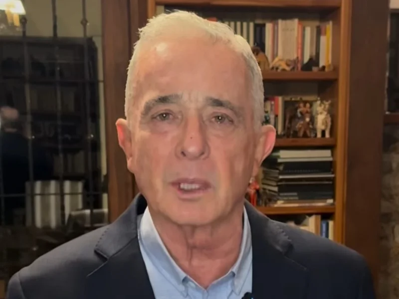  Альваро Урибе 