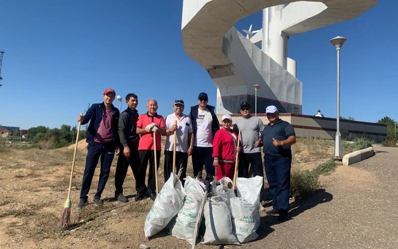 «Таза Қазақстан»: члены партии «Ак жол» провели субботник  у памятника жертвам политических репрессий