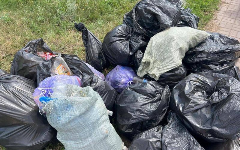 «Таза Қазақстан»: на берегу реки Есиль в Астане собрали 20 мешков мусора мусор
