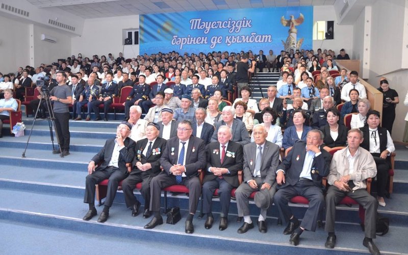 Более 60 акмолинских работников железной дороги получили награды в профессиональный праздник