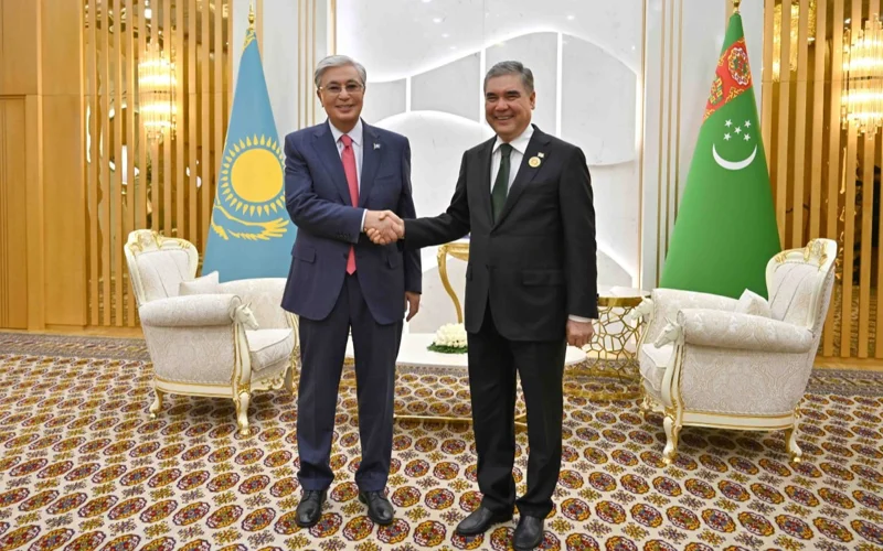 Касым-Жомарт Токаев и Гурбангулы Бердымухамедов провели краткую беседу в аэропорту Туркменбаши 