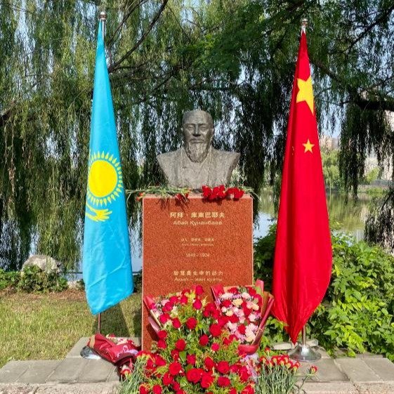 Абай ескерткіші Қытайдағы Абай ескерткіші