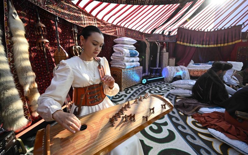托卡耶夫总统与各国代表一同参观中亚国家展览馆 托卡耶夫总统与各国代表一同参观中亚国家展览馆