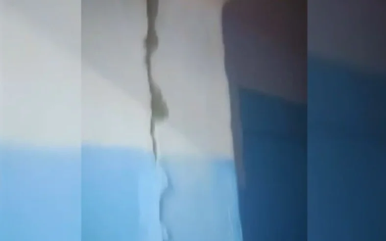 трещины на стенах, землетрясение