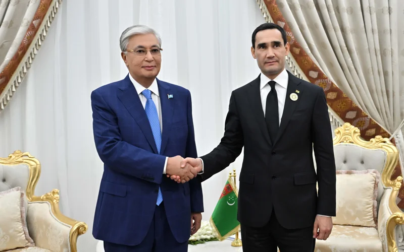 Tokayev meets with Turkmen President Serdar Berdimuhamedov