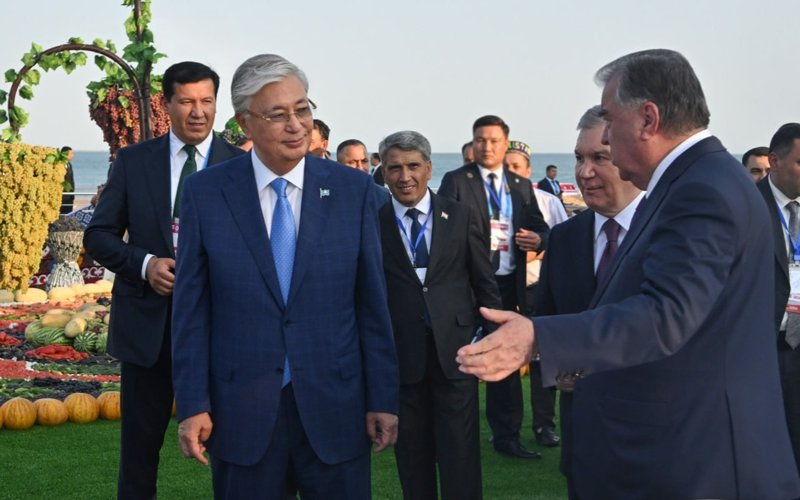 托卡耶夫总统与各国代表一同参观中亚国家展览馆 托卡耶夫总统与各国代表一同参观中亚国家展览馆