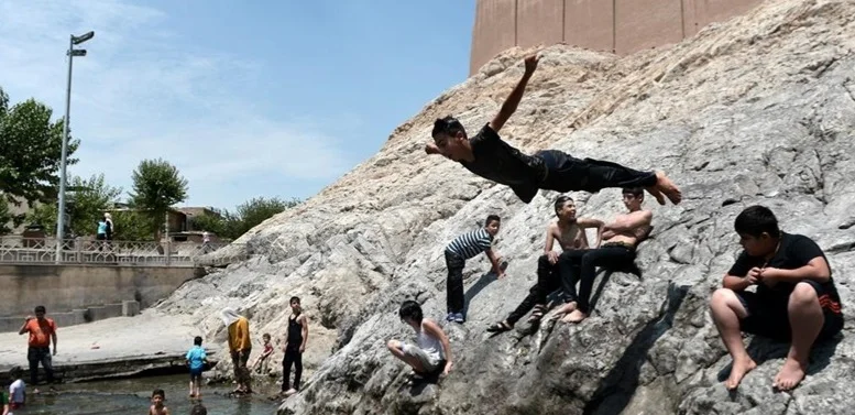 Иран закроет госучреждения из-за жары и дефицита электроэнергии