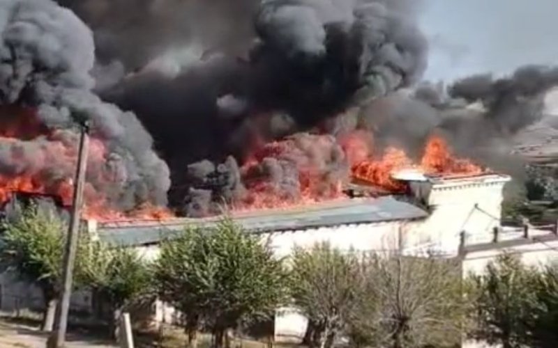 Пожар уничтожил Дворец культуры с 90-летней историей в Туркестанской области