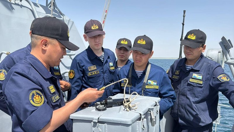 Военные моряки