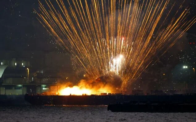 Пожар на барже с фейерверками произошел в Японии