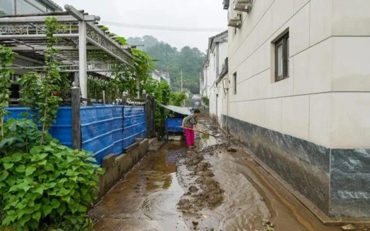 Пекин эвакуирует граждан из-за сильных дождей
