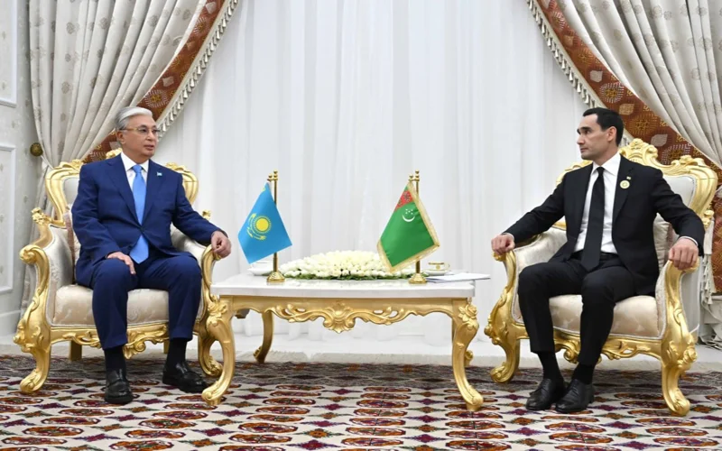 Глава государства провел встречу с Президентом Туркменистана Сердаром Бердымухамедовым
