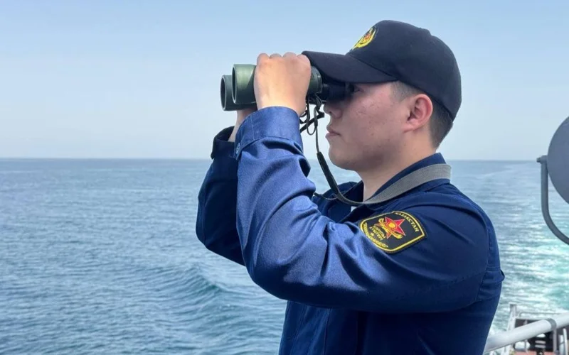 Военные моряки