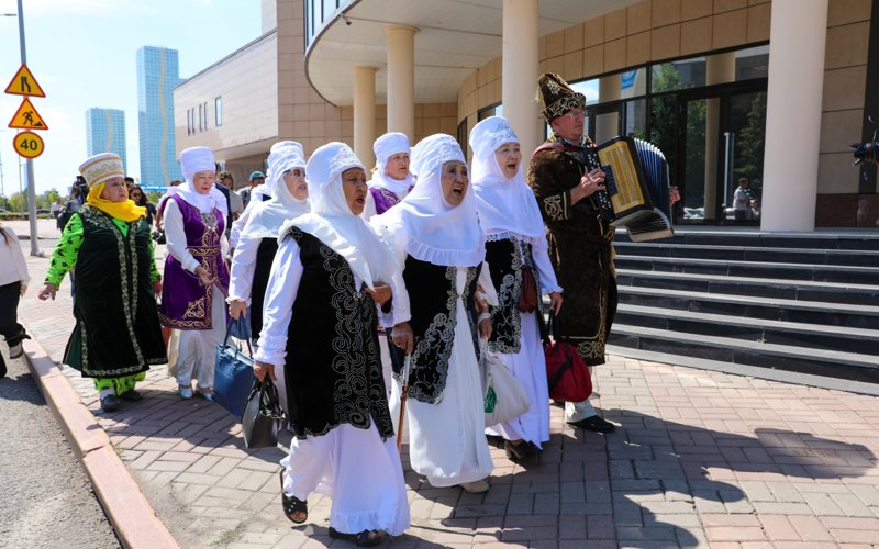 Песни Абая в городском автобусе: в Астане прошел необычный челлендж в честь 180-летия поэта Песни Абая в городском автобусе: в Астане прошел необычный челлендж в честь 180-летия поэта