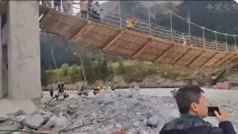 5 человек погибли, 24 получили травмы из-за обрушения подвесного моста в Китае