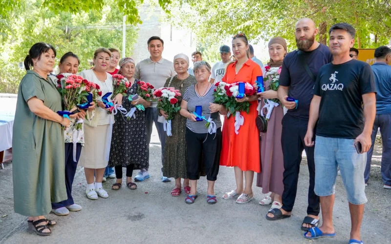 Аким Шымкента вручил ключи новоселам в рамках модернизации района «Зеленая балка»