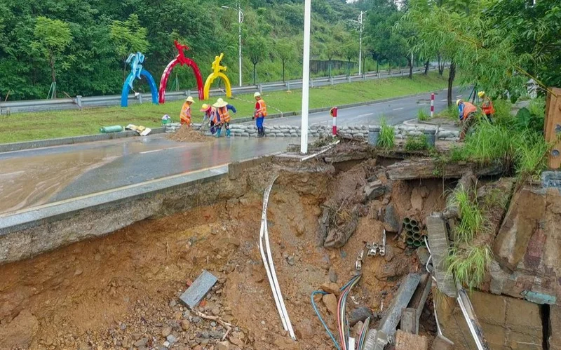 Torrential rains disrupt traffic, raise flood alerts in south China