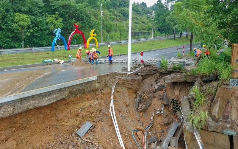 Қытайдың оңтүстігінде толассыз жауын-шашын жол қозғалысын бұзып, су тасқыны қаупін арттырды