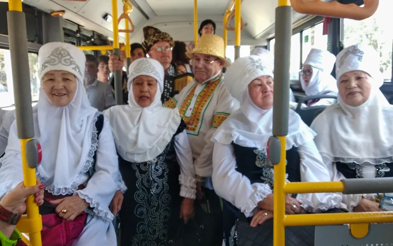 Песни Абая в городском автобусе: в Астане прошел необычный челлендж в честь 180-летия поэта