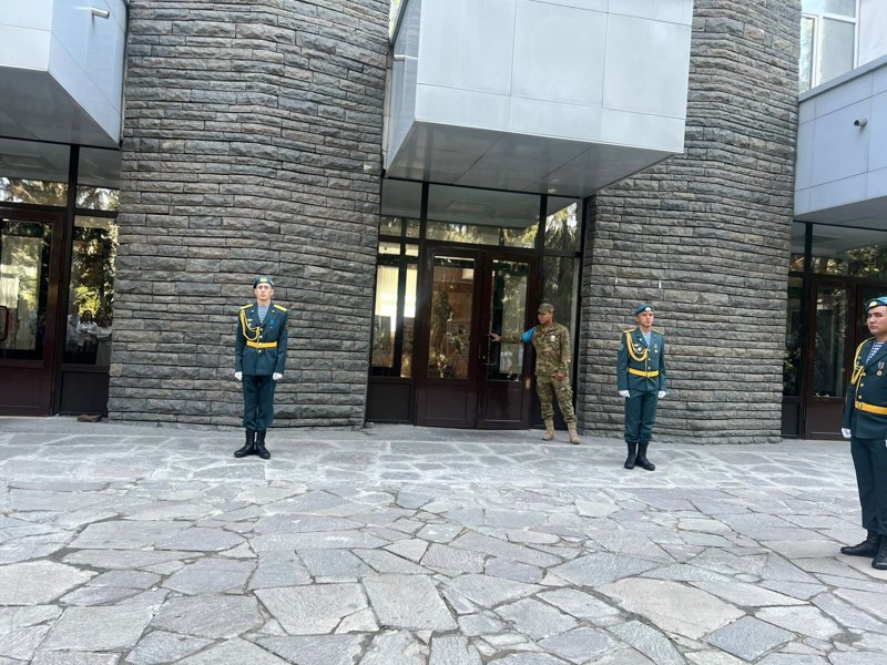 Talǵat Musabaevpen qoshtasý rásimi V Almaty proşaıýtsıa s kosmonavtom Talgatom Mýsabaevym