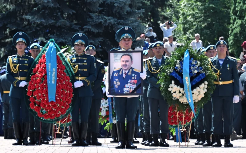 «Казахстан никогда тебя не забудет»: в Алматы простились с космонавтом Талгатом Мусабаевым