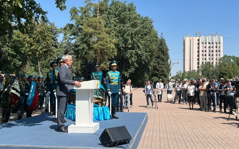 «Казахстан никогда тебя не забудет»: как прощались с Талгатом Мусабаевым в Алматы «Казахстан никогда тебя не забудет»: как прощались с Талгатом Мусабаевым в Алматы