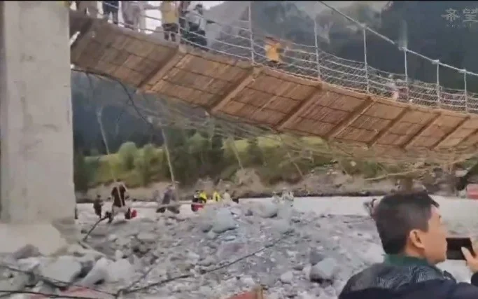 5 dead, 24 injured in suspension bridge accident in Xinjiang