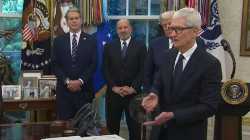 Глава Apple подарил Трампу стеклянный сувенир на золотой подставке