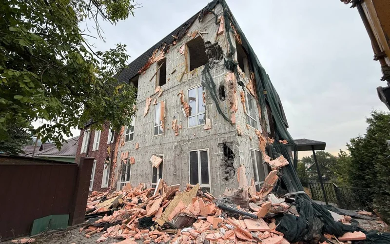 В Алматы начали снос трехэтажного здания