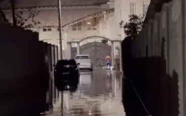 Неизвестный затопил десятки домов в Таразе