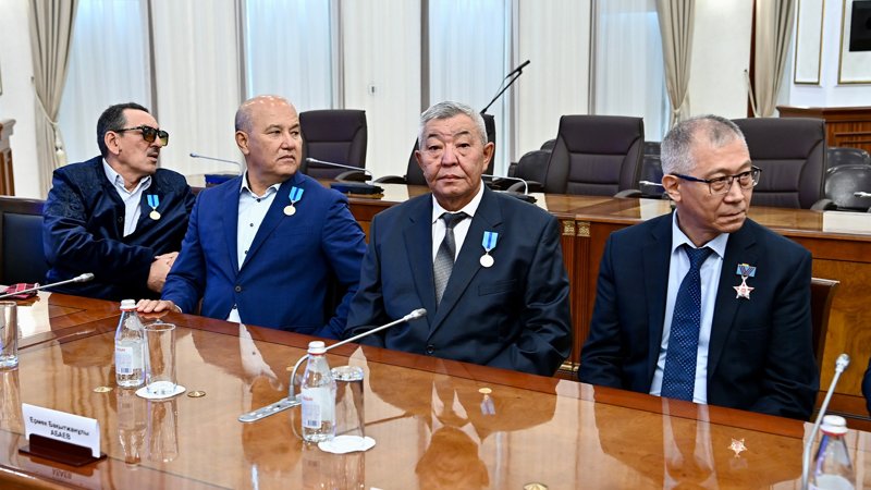 Олжас Бектенов құрылыс саласының қызметкерлерін марапаттады