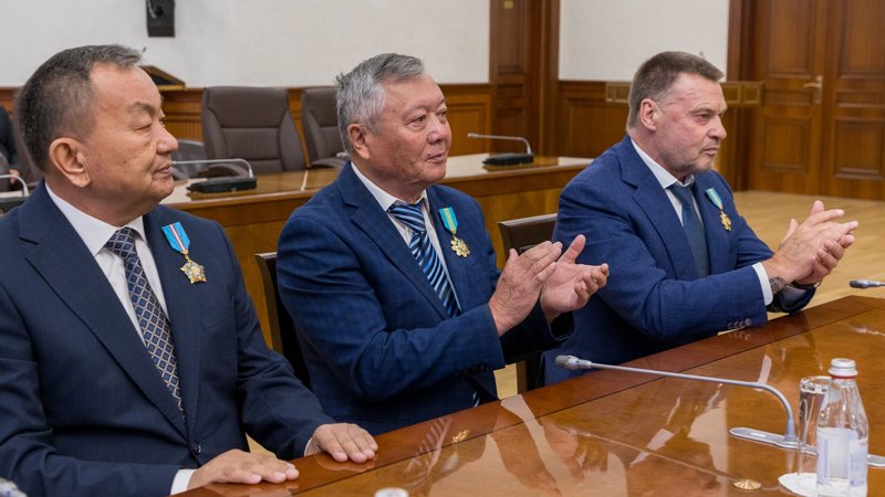Олжас Бектенов құрылыс саласының қызметкерлерін марапаттады