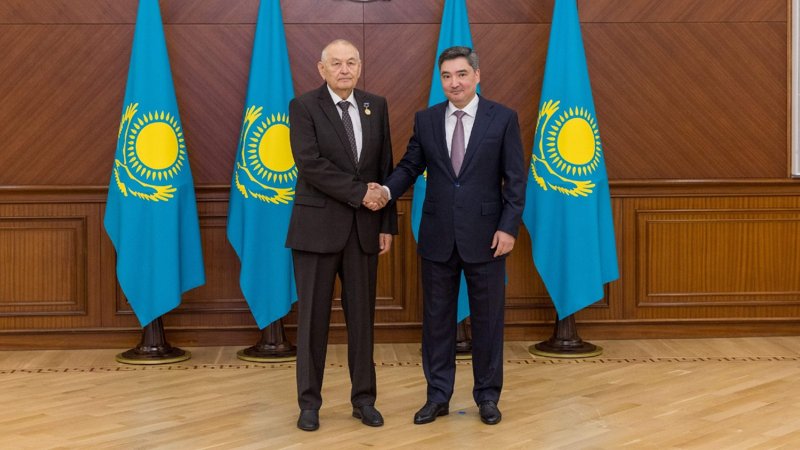 Олжас Бектенов құрылыс саласының қызметкерлерін марапаттады