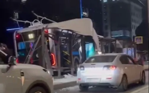 Троллейбус врезался в остановку в Алматы: есть пострадавшие