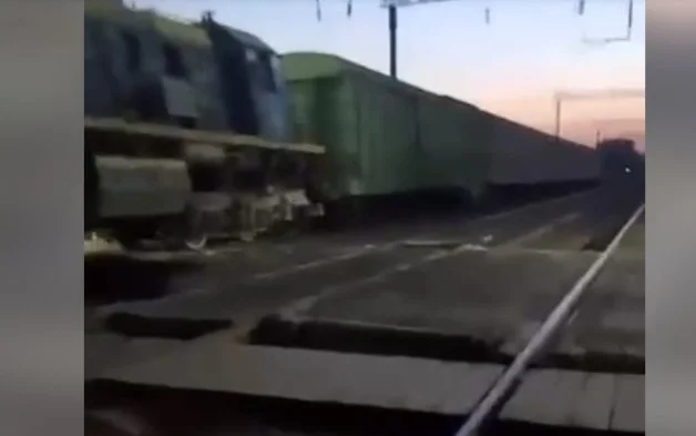 Автомобиль столкнулся с тепловозом