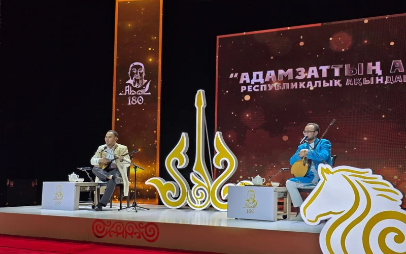 Семейде республикалық ақындар айтысы өтіп жатыр