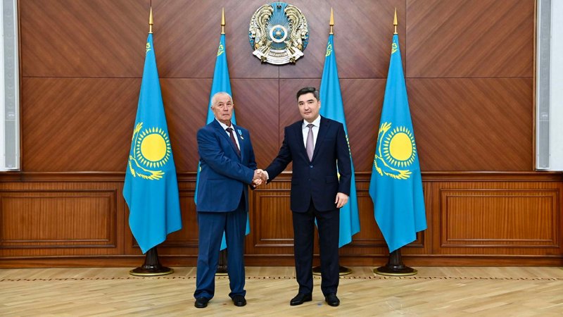 Олжас Бектенов құрылыс саласының қызметкерлерін марапаттады